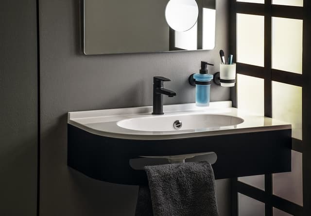 X-ROUND BLACK dozownik mydła 250ml, szkło mleczne