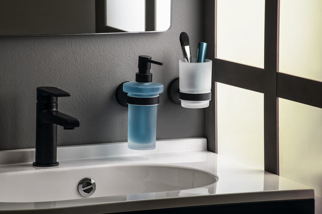 X-ROUND BLACK dozownik mydła 250ml, szkło mleczne