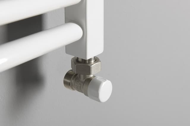ECO zestaw przyłączeniowy niklowany z zaworem termostatycznym