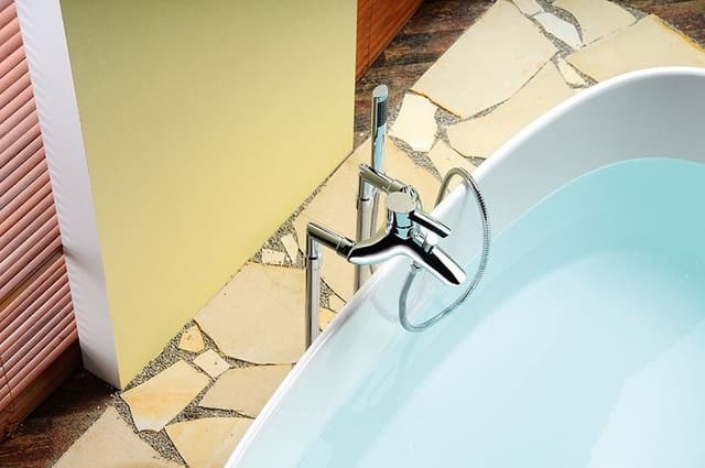 Podłączenie do instalacji baterii wannowej wolnostojącej, chrom