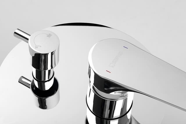 CORNELI bateria prysznicowa naścienna z obrotowym przełącznikiem