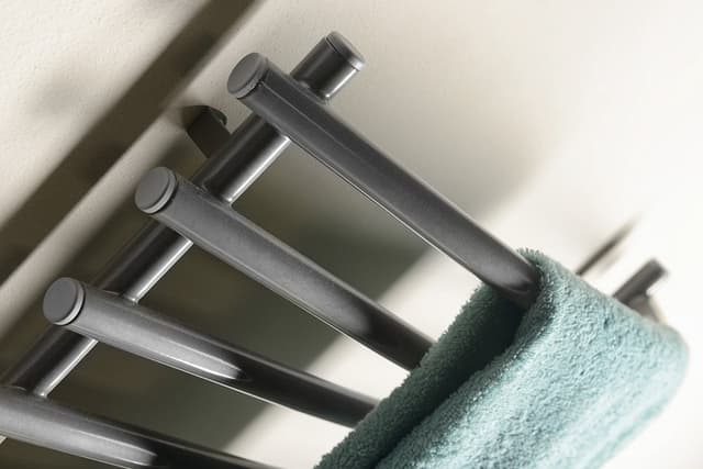 Elektryczna suszarka na ręczniki szary metalik 570x465 mm