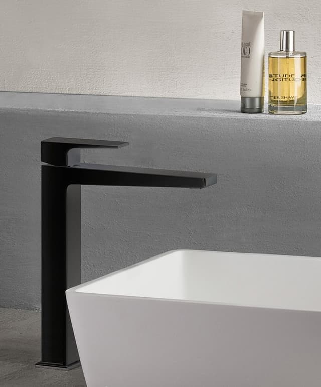 DIMY wysoka bateria umywalkowa z przedłużoną wylewką czarna