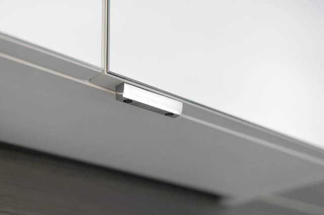 RIWA szafka lustrzana z oświetleniem LED, 3 drzwiczki 121x70cm